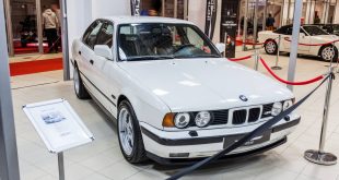 White BMW e34 M5