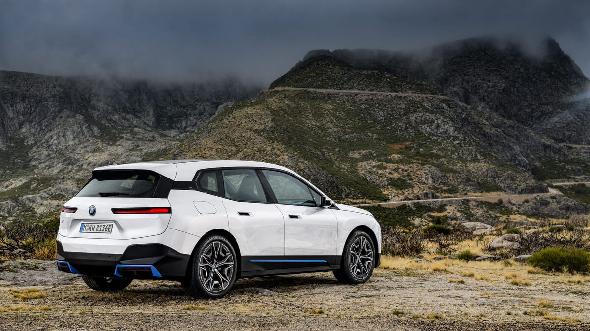 BMW iX Arrives with 500 HP and Up To 373-Mile Range