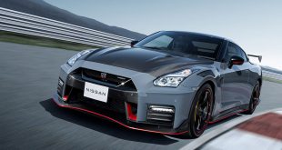 2022 Nissan GT-R Nismo dynamic front 3/4
