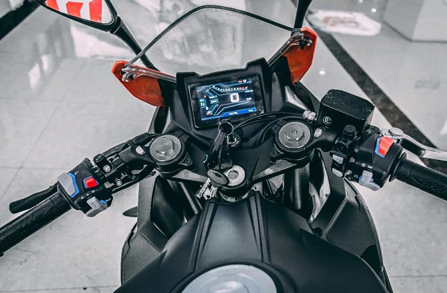 Benelli 302R instrument panel display