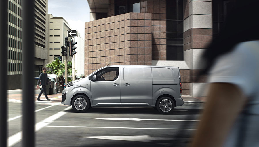Peugeot e-Expert side profile dynamic
