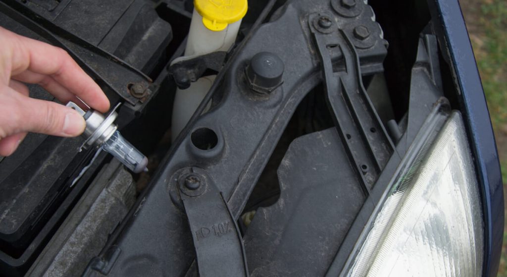 Replacing an halogen headlight bulb