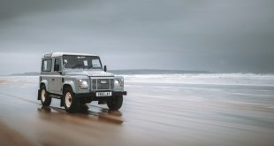 LAND ROVER CLASSIC DEFENDER WORKS V8 ISLAY EDITION