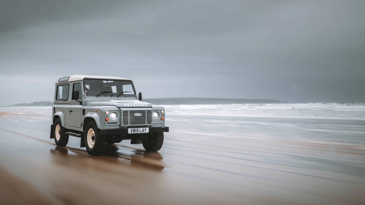 LAND ROVER CLASSIC DEFENDER WORKS V8 ISLAY EDITION