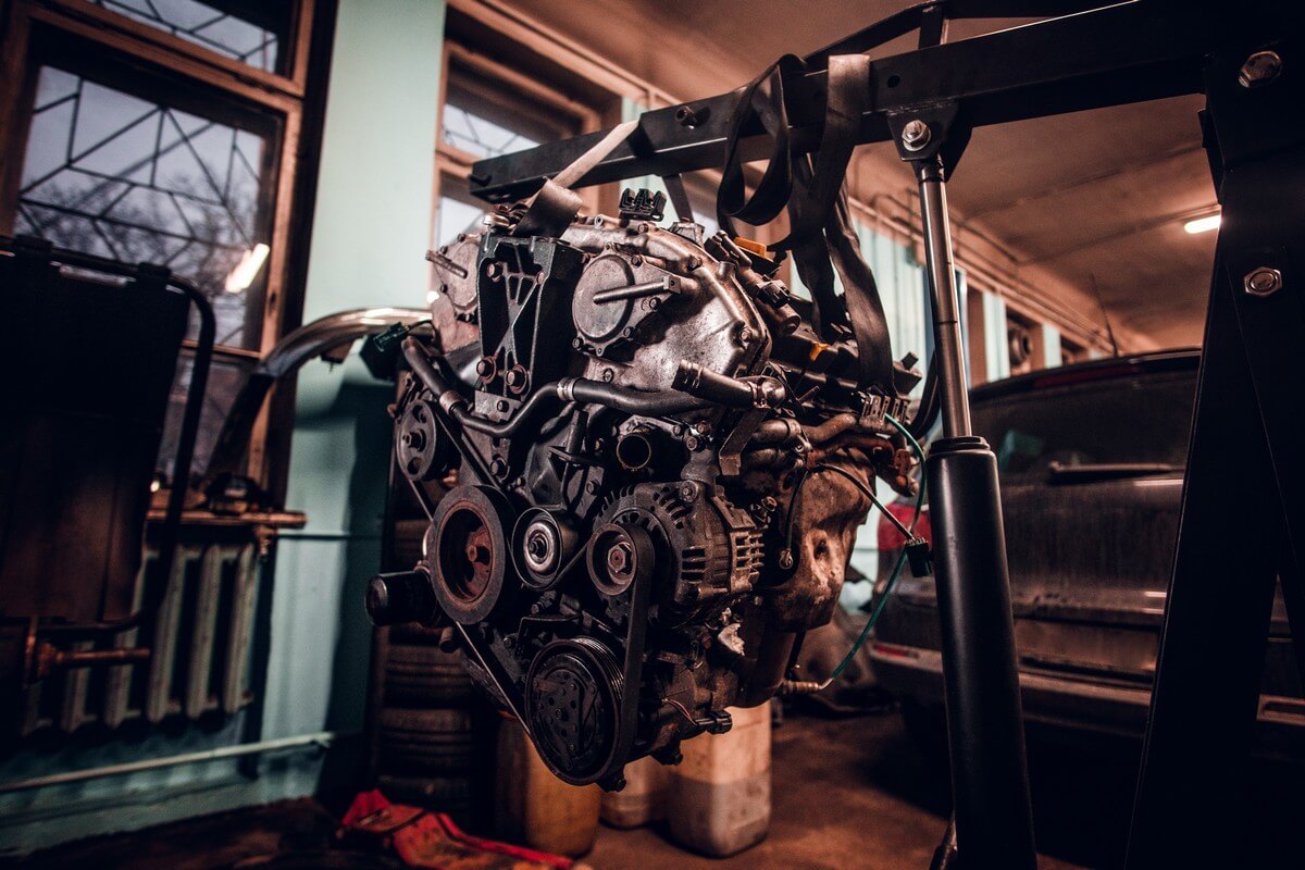Engine crane