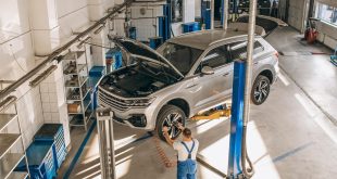 Auto mechanic inspecting car