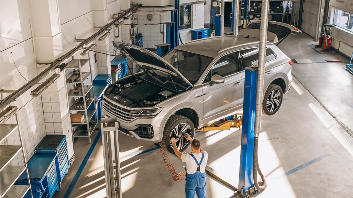 Auto mechanic inspecting car