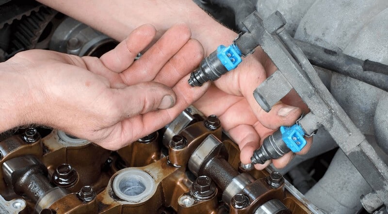 Inspecting fuel injectors and fuel rail